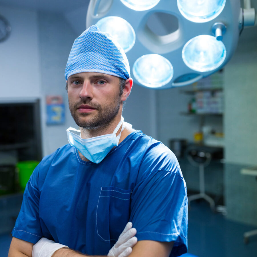 cirujano hombre joven en sala de operaciones